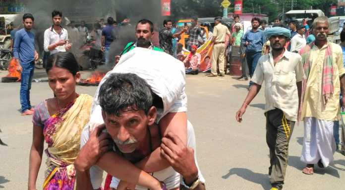 बंद के दौरान बीमार बेटी को पीठ पर लाद अस्पताल ले गये पिता