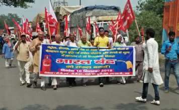 हाजीपुर में बंद समर्थकों ने कई ट्रेनें रोकीं, बेगूसराय में रोड छेंका