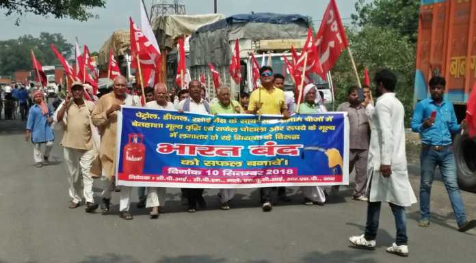 हाजीपुर में बंद समर्थकों ने कई ट्रेनें रोकीं, बेगूसराय में रोड छेंका