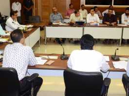 विद्युतीकरण में विलंब करने वालों को रघुवर ने हड़काया