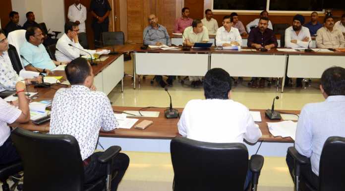 विद्युतीकरण में विलंब करने वालों को रघुवर ने हड़काया