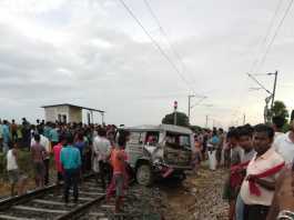 सारण जिले में जनसेवा से टकराई बोलेरो, बाल-बाल बचा ड्राइवर