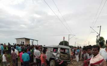 सारण जिले में जनसेवा से टकराई बोलेरो, बाल-बाल बचा ड्राइवर