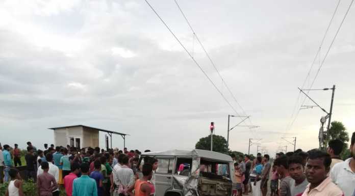 सारण जिले में जनसेवा से टकराई बोलेरो, बाल-बाल बचा ड्राइवर