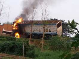 सासाराम में स्कूली छात्रों के घायल होने पर लोगों ने ट्रक फूंका