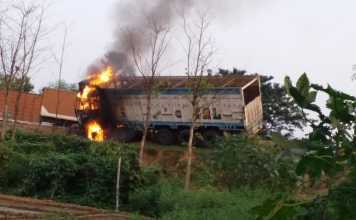 सासाराम में स्कूली छात्रों के घायल होने पर लोगों ने ट्रक फूंका