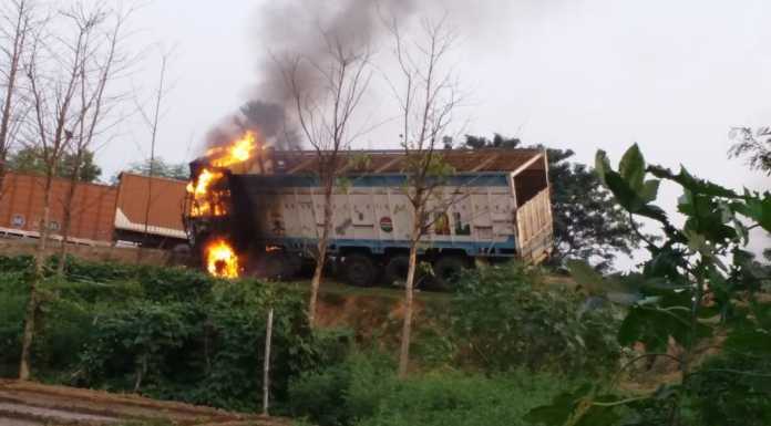 सासाराम में स्कूली छात्रों के घायल होने पर लोगों ने ट्रक फूंका