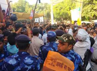 सासाराम में सवर्णों का फूटा गुस्सा, मनोज तिवारी को दिखाये काले झंडे