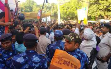 सासाराम में सवर्णों का फूटा गुस्सा, मनोज तिवारी को दिखाये काले झंडे