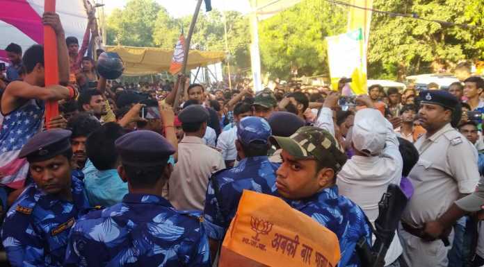 सासाराम में सवर्णों का फूटा गुस्सा, मनोज तिवारी को दिखाये काले झंडे