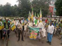 झारखंड में बैलगाड़ी पर बैठ कर सड़कों पर उतरे बंद समर्थक