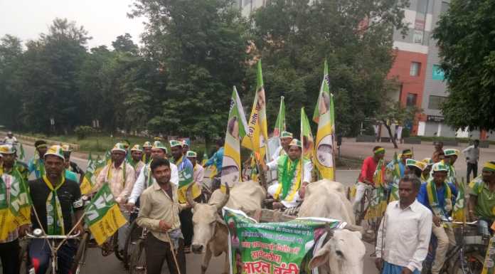 झारखंड में बैलगाड़ी पर बैठ कर सड़कों पर उतरे बंद समर्थक