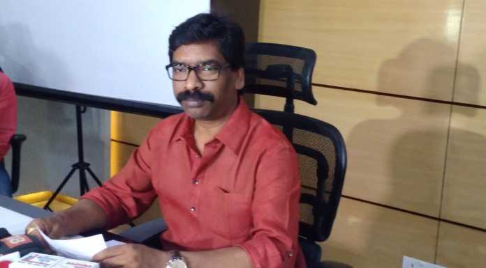 हेमंत सोरेन का आरोप, भाजपा भुना रही है आयुष्मान भारत योजना को ऐक्शन में दिखे झारखंड के मुख्यमंत्री हेमंत सोरेन। मंगलवार को धनबाद नगर निगम के कुछ अधिकारियों पर प्राथमिकी दर्ज करने का आदेश दिया।