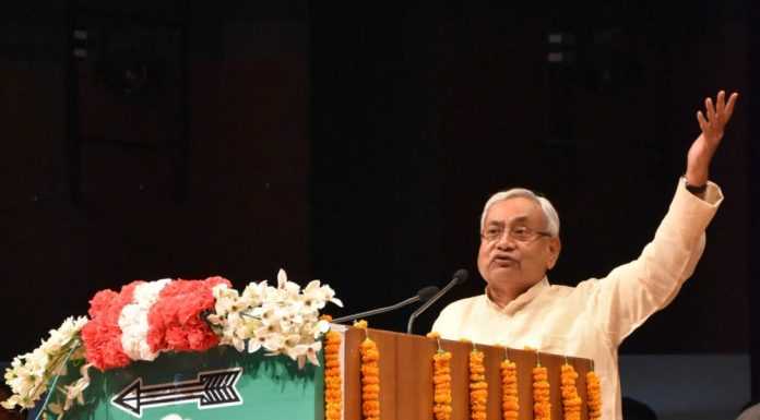 नीतीश ने कबूला, आज की राजनीति में गिरावट आ गयी है