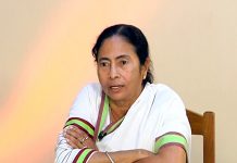 ममता की सियासी इंजीनियरिंग से कांग्रेस व वामपंथियों को झटका ममता बनर्जी ने टीएमसी का घोषणापत्र आज जारी कर दिया। घोषणापत्र एक तरह से वादों का 'पिटारा' है। घर-घर राशन यानी डोर डिलीवरी का वादा किया है।