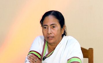 ममता ने जारी किया घोषणापत्र, राशन की डोर डिलीवरी का वादा ममता बनर्जी ने टीएमसी का घोषणापत्र आज जारी कर दिया। घोषणापत्र एक तरह से वादों का 'पिटारा' है। घर-घर राशन यानी डोर डिलीवरी का वादा किया है।