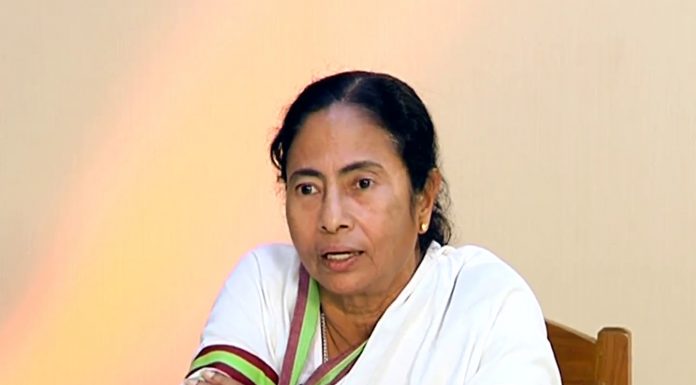 ममता ने जारी किया घोषणापत्र, राशन की डोर डिलीवरी का वादा ममता बनर्जी ने टीएमसी का घोषणापत्र आज जारी कर दिया। घोषणापत्र एक तरह से वादों का 'पिटारा' है। घर-घर राशन यानी डोर डिलीवरी का वादा किया है।