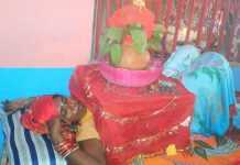 समस्तीपुर में सीने पर कलश रख महिला कर रही है नवरात्र की पूजा