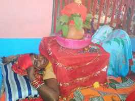 समस्तीपुर में सीने पर कलश रख महिला कर रही है नवरात्र की पूजा