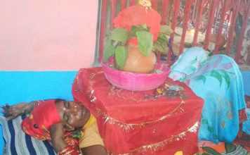 समस्तीपुर में सीने पर कलश रख महिला कर रही है नवरात्र की पूजा