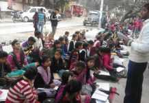 पटना के कंकड़बाग कॉलोनी के फुटपाथ पर चलता है एक स्कूल