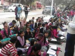 पटना के कंकड़बाग कॉलोनी के फुटपाथ पर चलता है एक स्कूल