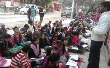 पटना के कंकड़बाग कॉलोनी के फुटपाथ पर चलता है एक स्कूल