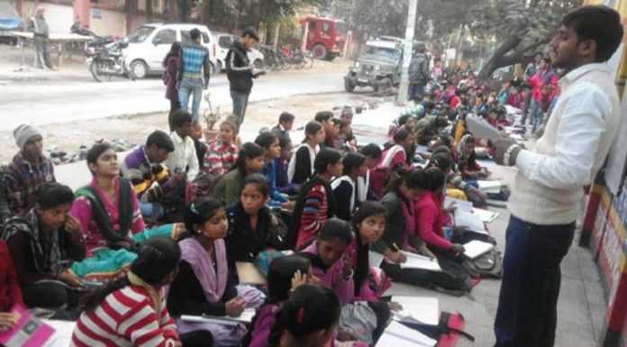 पटना के कंकड़बाग कॉलोनी के फुटपाथ पर चलता है एक स्कूल