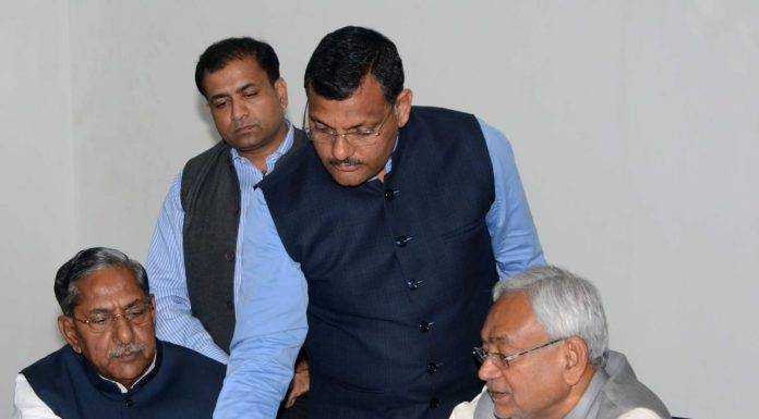 नीतीश ने पूछा- खर्च इतना, फिर भी सड़कें खराब क्यों हैं