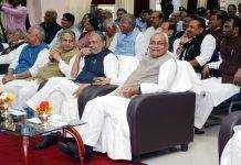 शराबबंदी में जो गड़बड़ी करे उसे सेवा मुक्त कर जेल भेजिएः नीतीश