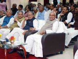 शराबबंदी में जो गड़बड़ी करे उसे सेवा मुक्त कर जेल भेजिएः नीतीश