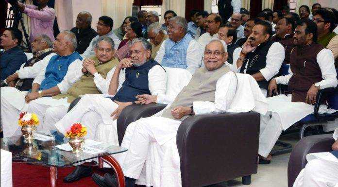 शराबबंदी में जो गड़बड़ी करे उसे सेवा मुक्त कर जेल भेजिएः नीतीश