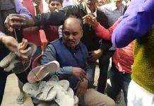 पंचायत सचिव को ग्रामीणों ने पहनायी जूते-चप्पलों की माला