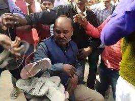 पंचायत सचिव को ग्रामीणों ने पहनायी जूते-चप्पलों की माला