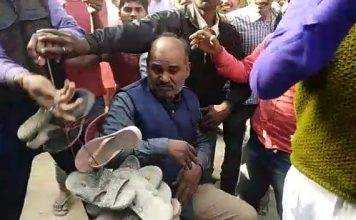 पंचायत सचिव को ग्रामीणों ने पहनायी जूते-चप्पलों की माला