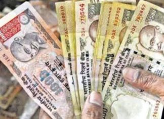 नोट बंदी का विरोध करने वालों की बीजेपी ने खिंचाई की, बताया वरदान