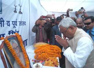 स्वतंत्रता सेनानी स्व. सीताराम सिंह को श्रद्धाजंलि देने पहुंचे नीतीश