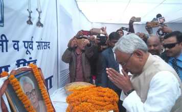 स्वतंत्रता सेनानी स्व. सीताराम सिंह को श्रद्धाजंलि देने पहुंचे नीतीश