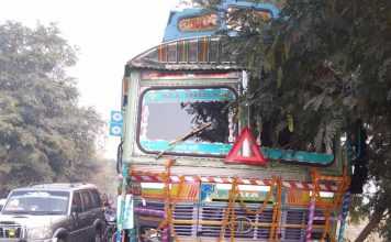 बीए की परीक्षा देने जा रहे बाइक सवार 3 छात्रों की दुर्घटना में मौत