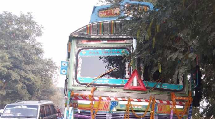 बीए की परीक्षा देने जा रहे बाइक सवार 3 छात्रों की दुर्घटना में मौत