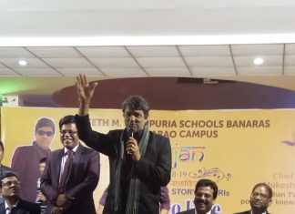 आंखों से आंख मिलाने की ताकत छीन रहा है मोबाइल