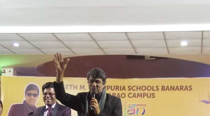 आंखों से आंख मिलाने की ताकत छीन रहा है मोबाइल