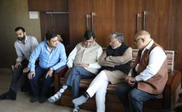 गुंजन खेमका के घर पहुंचे सुशील मोदी व तेजस्वी, जताया दुख