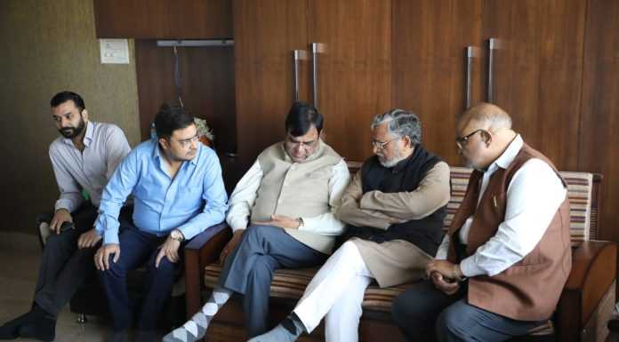 गुंजन खेमका के घर पहुंचे सुशील मोदी व तेजस्वी, जताया दुख