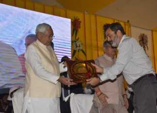 नीतीश ने कबूला, पुलिस के लोग भी शराब के धंधे में लगे हैं