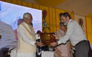 नीतीश ने कबूला, पुलिस के लोग भी शराब के धंधे में लगे हैं