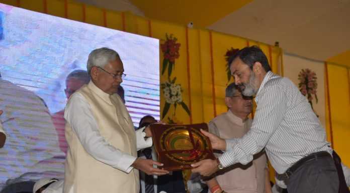 नीतीश ने कबूला, पुलिस के लोग भी शराब के धंधे में लगे हैं