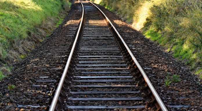 बड़ा हादसा होने से बचा, भोजपुर में दो जगह रेल की पटरी चटकी