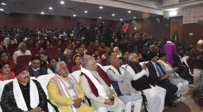 भिखारी ठाकुर आश्रम के लिए कल्पना ने दिया दो लाख का चेक