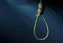 पहले शापिंग की और फिर पंखे के हुक से लटक आत्महत्या कर ली